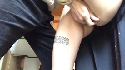 Squirt ka phaposing ea ho hlapela ea sekolo, sethoto sa 'nete sa frothy - tichere ea ka e entse sohle se matleng a hae