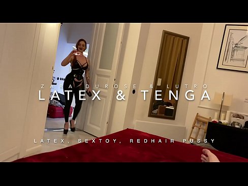 ❤️ Ngoanana e monyane ea nang le hlooho e khubelu ea apereng seaparo sa latex se kentsoeng ke ntate oa bobeli ️❌ ☑